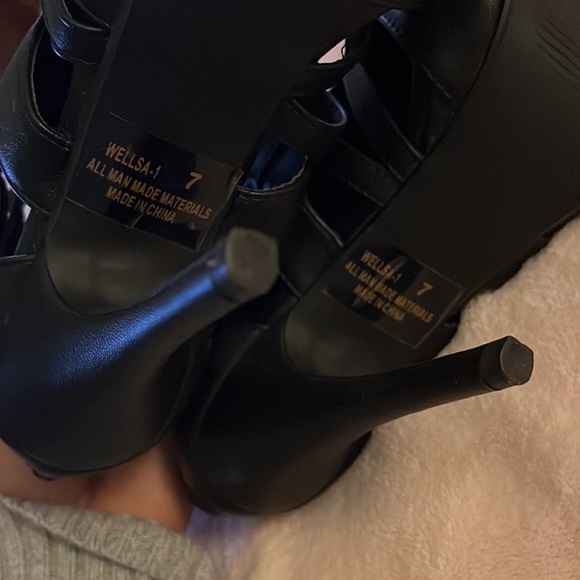 Black high heels - Picture 4 of 5